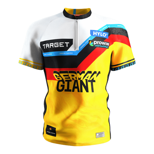 Tričko Target Coolplay Gabriel Clemens 2025 s nápisem "dap" Das Bild zeigt das Target Coolplay Gabriel Clemens 2025 Dartshirt. Das Trikot ist gelb, schwarz, rot und weiß und trägt die Aufschrift "GERMAN GIANT" auf der Vorderseite.