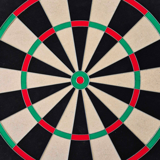 Ocelový terč McDart Precision Das Bild zeigt ein McDart Precision Steeldartboard. Die Dartscheibe ist in schwarze, beige, grüne und rote Segmente unterteilt.