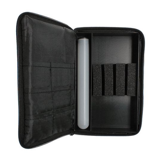 McDart Tasche mit 6 Softdarts und Zubehör Auf dem Bild ist eine geöffnete schwarze Tasche zu sehen, die Fächer und Halterungen für Softdarts und Zubehör bietet. Die Tasche hat auf der rechten Seite Schaumstoffhalterungen und ein Kunststoffröhrchen zur sicheren Aufbewahrung.