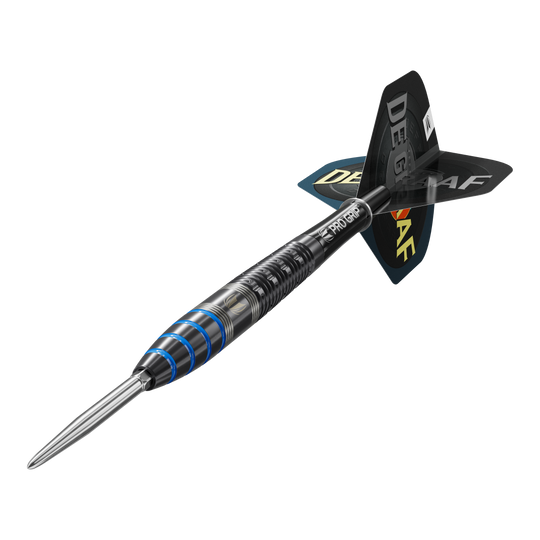 Das Bild zeigt einen Target Jeffrey De Graaf GEN1 Swiss Point Steeldart mit einem Gewicht von 23 Gramm. Der Dart hat ein schwarzes Design mit blauen Akzenten und der Aufschrift "DE GRAAF" auf den Flights.