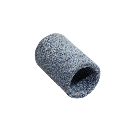 622_Schleifstein_1 Auf dem Bild ist ein Schleifstein in zylindrischer Form zu sehen. Er besteht aus einem rauen, körnigen Material und hat eine offene Seite.