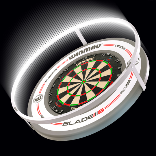LED světlo na terč Winmau Plasma Ice Das Bild zeigt das Produkt "Winmau Plasma Ice LED Dartboard Light", das über einem Dartboard angebracht ist. Ein heller LED-Lichtring beleuchtet die gesamte Dartscheibe gleichmäßig.