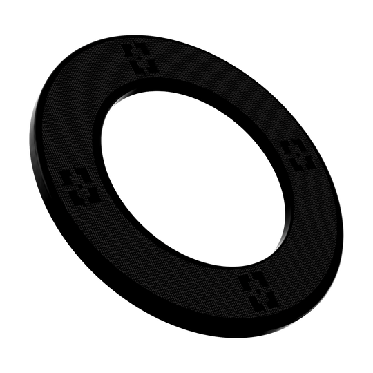 Obložení terče McDart Precision Nano Das Bild zeigt das Produkt „McDart Precision Nano Dartboard Surround“. Es ist ein schwarzer, ringförmiger Schutzrahmen für Dartboards.