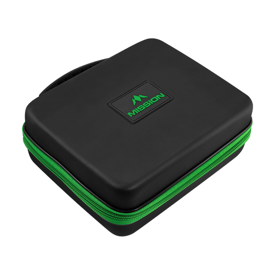 Peněženka Mission Luxor Dart Auf dem Bild ist ein schwarzes Etui mit einem grünen Reißverschluss zu sehen. Auf der Oberseite befindet sich das Logo und der Schriftzug "Mission" in Grün.