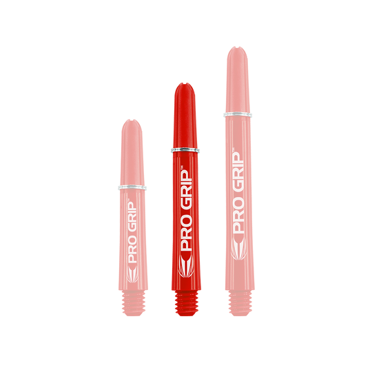 Target Pro Grip Shafts – 3 sady – červená Das Bild zeigt drei rote "Pro Grip" Shafts für Dartpfeile in unterschiedlichen Längen. Alle drei Shafts haben die weiße Aufschrift "PRO GRIP" und ein Logo.