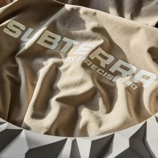 Das Bild zeigt das Precise 180 3D Dartboard Surround Subterra in der Farbe Nordic Grey. Das Produkt dient als Schutz für die Wand beim Dartspielen.