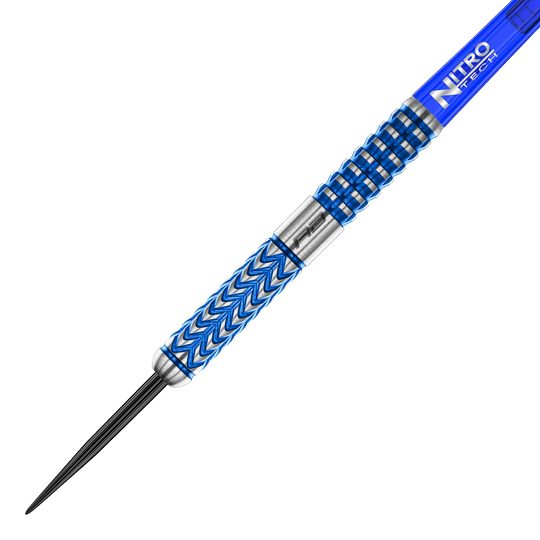 Das Bild zeigt einen stilvollen Steeldart mit blauen und silbernen Akzenten. Der Schaft trägt die Aufschrift „Nitro Tech“ und das Dartdesign ist modern und griffig.