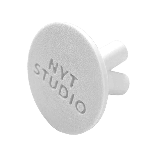 Kompaktní držák šipek NYT Studio Abgebildet ist ein weißer, kompakter Darthalter von NYTStudio. Das Modell trägt den Namen '678_NYTStudio_Compact_Darthalter_Wei_3'.