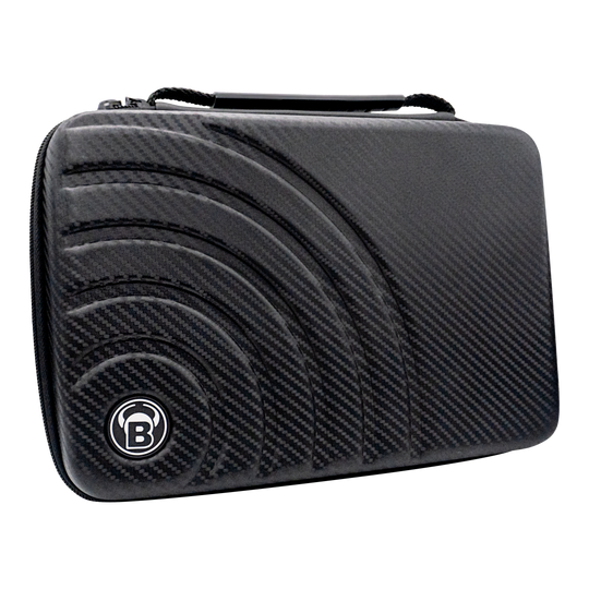Das Bild zeigt das "Bulls Orbis XXL Dartcase" in Carbongrau. Das Etui hat ein modernes, karbonähnliches Design mit einem eingelassenen Muster und dem Bulls-Logo.