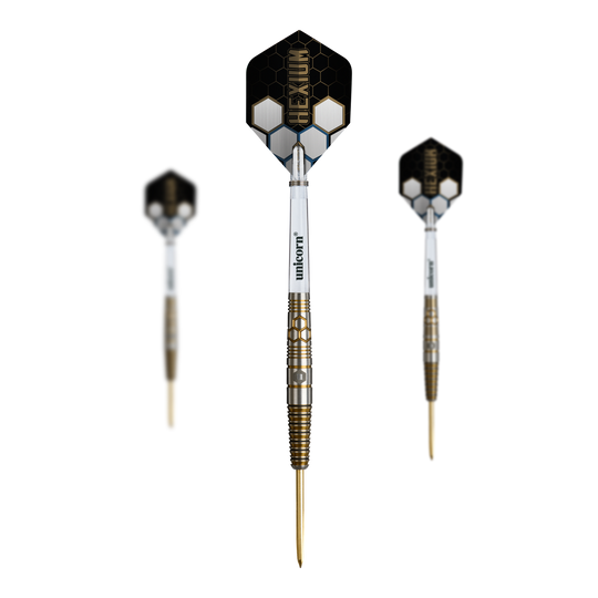 Ocelové šipky Unicorn Hexium Style 03 Zlaté a černé Dieses Bild zeigt das Set der Unicorn Hexium Style 03 Gold & Black Steeldarts. Mehrere Darts im Gold und Schwarz Look liegen als Set zusammen.