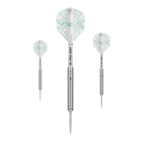Das Bild zeigt drei Steeldarts der Marke "Target Rob Cross Voltage Swiss Point". Die Darts haben silberne Spitzen und Schäfte sowie weiße Flights mit türkisen Linien und der Aufschrift "VOLTAGE".