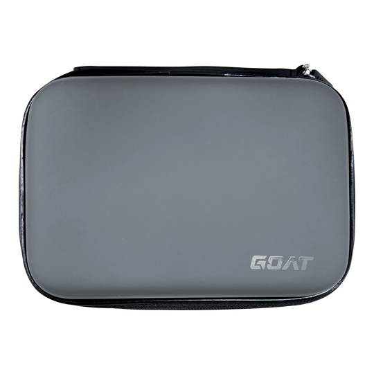 Šipková peněženka GOAT Locker XL Auf dem Bild ist eine graue, rechteckige Tasche mit abgerundeten Ecken zu sehen. In der rechten unteren Ecke steht das Wort "GOAT".