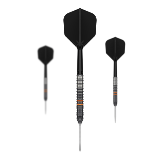 Das Bild zeigt drei schwarze Steeldarts mit silbernen Spitzen und auffälligen orangenen Ringen am Griff. Der mittlere Dart ist frontal dargestellt, während die beiden anderen leicht nach hinten versetzt sind.