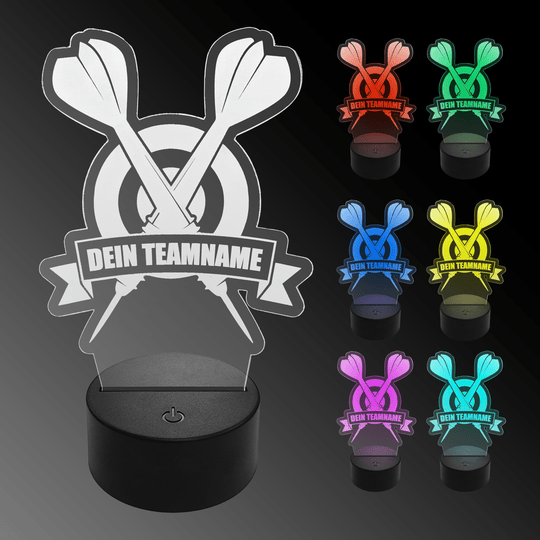 LED plexisklová šipková lampa s vlastním textem Das Bild zeigt eine LED-Lampe in Form von zwei gekreuzten Dartpfeilen mit der Aufschrift "Dein Teamname". Rechts daneben sind die Lampe in sechs verschiedenen Farben (Rot, Grün, Blau, Gelb, Pink und Türkis) abgebildet.