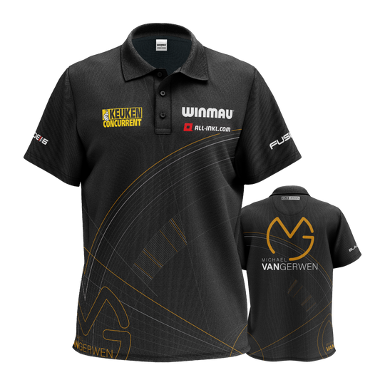 Das Bild zeigt ein schwarzes Dartshirt mit verschiedenen Sponsorenlogos und dezenten goldenen Linien. Auf der Rückseite steht groß der Name "Michael van Gerwen" zusammen mit einem Logo.