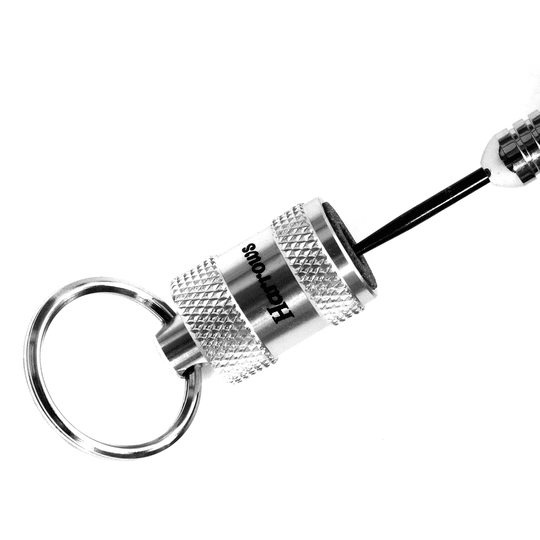 pro-dart-sharpener Das Bild zeigt einen Harrows Pro Dart Sharpener mit Schlüsselanhänger. Dieses praktische Werkzeug wird verwendet, um die Spitzen von Darts zu schärfen.