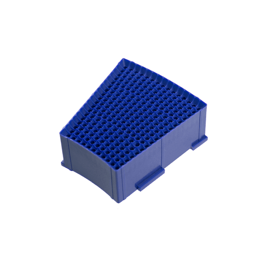 LW6_L-wen_Dart_Ersatzfeld_Single_Aussen_Blau_1_Originalteil Das Bild zeigt ein blaues Ersatzfeld für eine Dartscheibe, das als "Löwen Dart Original Ersatzfelder" bezeichnet wird. Es ist dreieckig geformt und besteht aus Kunststoff mit vielen kleinen Löchern.