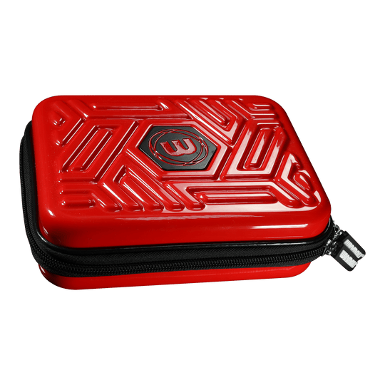 Peněženka Winmau Armor G2 Dart Das Bild zeigt ein rotes Dart-Etui mit einem schwarzen Reißverschluss. Auf dem Deckel ist ein geprägtes Muster und das Winmau-Logo zu sehen.