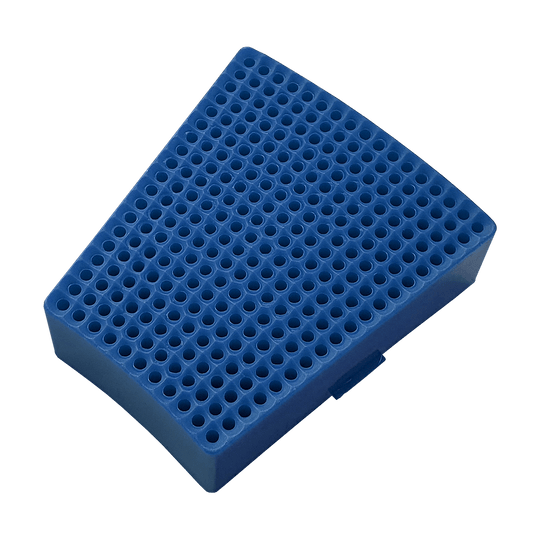 Das Bild zeigt ein blaues Ersatzfeld für das Granboard 132. Das Feld hat viele kleine Löcher und eine trapezförmige Form.
