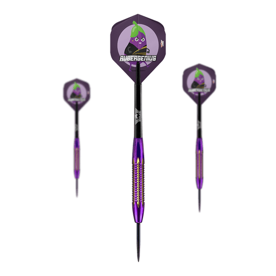 BullsNL Dirk Van Duijvenbode Shell Coated Mosaz Steeldarts - 21g Das Bild zeigt drei Steeldarts des Modells "BullsNL Dirk Van Duijvenbode Shell Coated Brass Steeldarts - 21g". Die Darts sind lila-gelb und haben Flights mit einem Cartoon-Auberginenmotiv und dem Schriftzug "AUBERGENIUS".