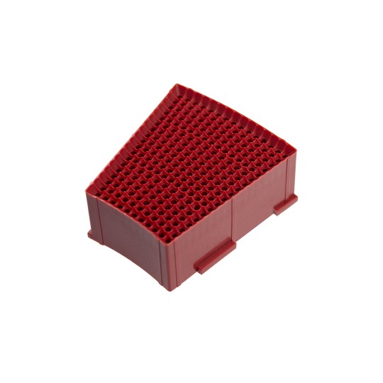 Das Bild zeigt ein rotes Ersatzfeld für eine Löwen Dartscheibe. Das Ersatzfeld hat viele kleine Löcher und ist dreieckig geformt.