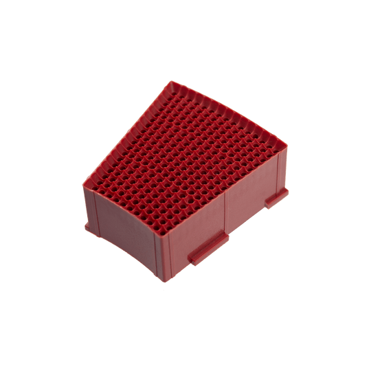 LW7_L-wen_Dart_Ersatzfeld_Single_Aussen_Rot_1_Originalteil Das Bild zeigt ein rotes Ersatzfeld für eine Löwen Dartscheibe. Das Ersatzfeld hat viele kleine Löcher und ist dreieckig geformt.