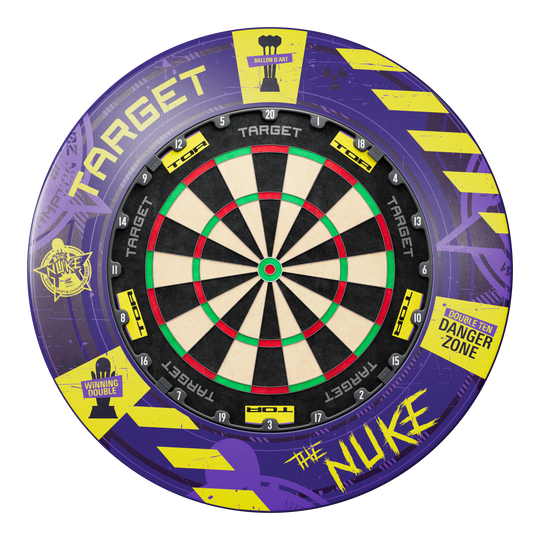 Sada ocelových terčů Target Luke Littler, mistr světa 2025 Surround Goal Das Bild zeigt ein Dartboard-Bundle mit einem farbenfrohen Surround im Luke Littler World Champion 2025 Design. Auf dem Surround stehen Begriffe wie "Target", "The Nuke" und verschiedene grafische Elemente und Symbole.