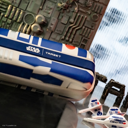 Pouzdro na šipky Target Star Wars Boa – R2D2 Zu sehen ist das Target Star Wars Boa Dartcase - R2D2. Das Produkt ist ein Dartcase mit R2D2-Motiv.