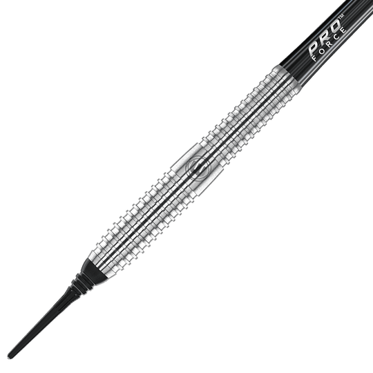 2465_Winmau_Maverick_Softdarts_2 Das Bild zeigt einen Winmau Maverick Softdart mit einem Gewicht von 20 Gramm. Der Dart hat ein silbernes, geriffeltes Barrel und eine schwarze Kunststoffspitze.