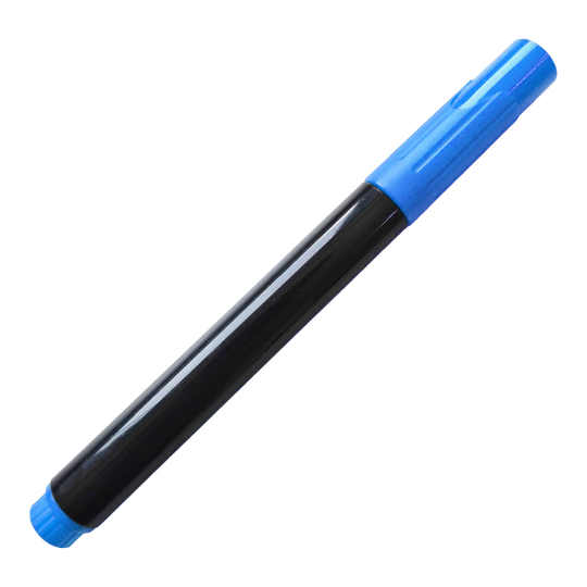 Auf dem Bild ist ein schwarzer Boardmarker mit blauer Kappe zu sehen. Der Stift liegt schräg auf einem weißen Hintergrund.