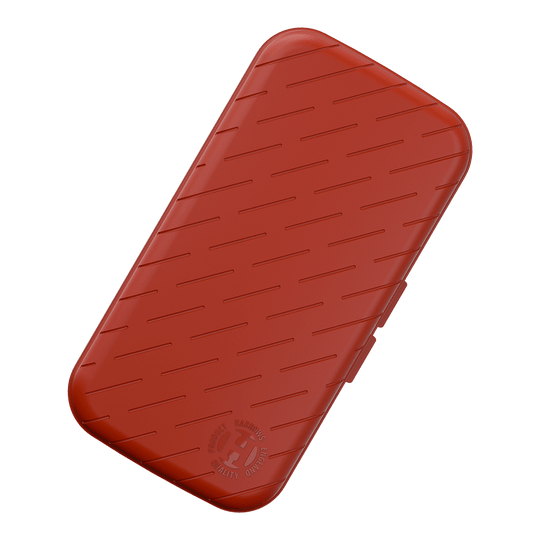 Pouzdro na šipky Harrows Slimcase Dies ist ein schlankes, rotes Etui mit einem diagonalen Linienmuster auf der Oberfläche. In einer Ecke befindet sich ein geprägtes Logo von Harrows.