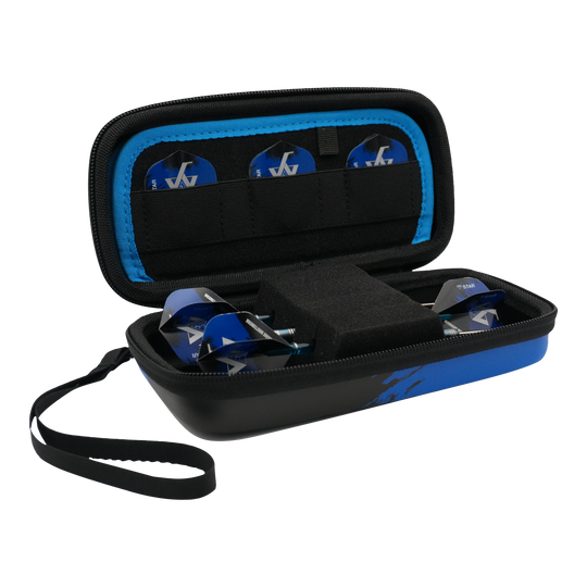 Pouzdro na šipky Bulls Orbis S Jermaine Wattimena Das Bild zeigt das Bulls Orbis S Jermaine Wattimena Dartcase, das geöffnet ist. Im Inneren befinden sich blaue Darts und mehrere Dartflights ordentlich verstaut.