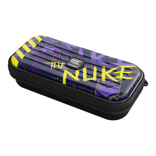 Pouzdro na šipky Target Takoma Luke Littler Das Bild zeigt das Dartcase "Target Takoma Luke Littler" in dunklem Design mit gelben und violetten Akzenten. Auf dem Etui steht auffällig das Wort "NUKE" sowie der Name "Luke Littler".