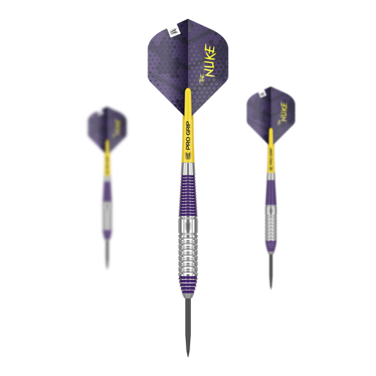 Šipky Target Luke Littler mosazné ocelové - 22g Das Bild zeigt drei Steeldarts mit violett-gelbem Design und der Aufschrift "THE NUKE" auf den Flights. Es handelt sich um das Produkt „Target Luke Littler Brass Steeldarts - 22g“.