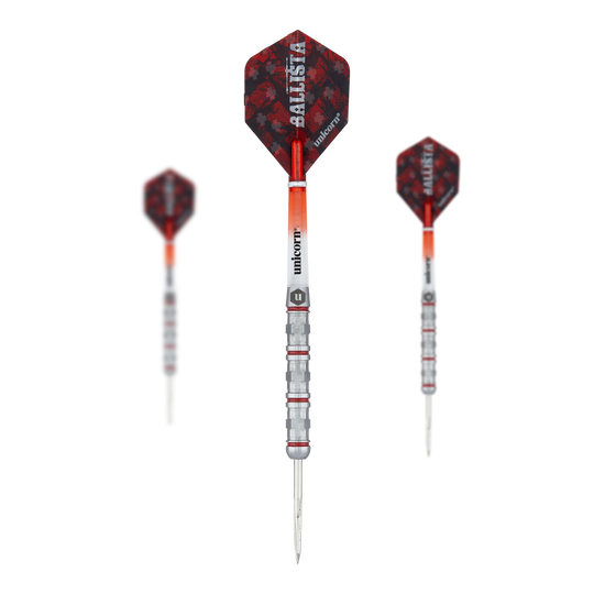 Ocelové šipky Unicorn Ballista Style 4 Das Bild zeigt drei Steeldarts des Produkts "Unicorn Ballista Style 4". Die Darts haben silberne Spitzen, rote Flights und einen silber-roten Schaft mit dem Schriftzug "Unicorn".