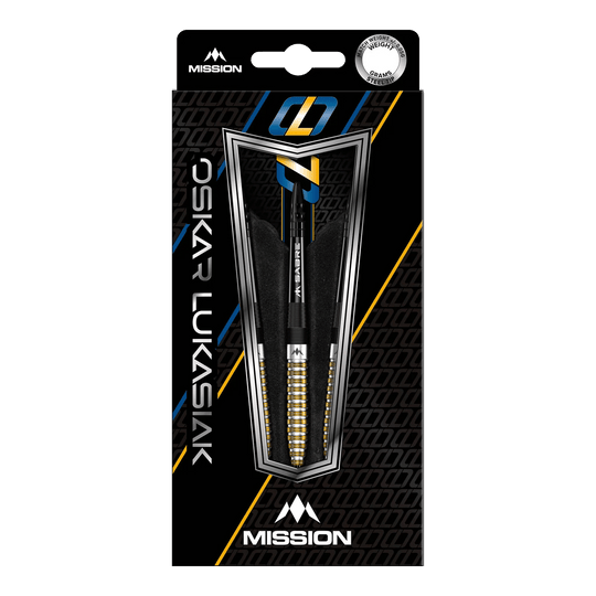 Mission Oskar Lukasiak černé zlato PVD ocelové šipky - 22g Die Abbildung zeigt die Steeldarts "Mission Oskar Lukasiak Black Gold PVD" mit einem Gewicht von 22g in ihrer Verpackung. Das Design ist schwarz-gold mit weißen und blauen Akzenten und dem Namen des Spielers auf der Vorderseite.