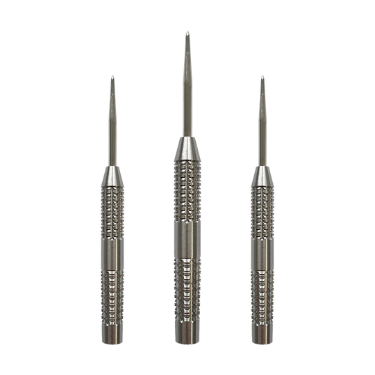 Hlavně McDart SilverGrip Steeldart Das Bild zeigt drei silberne Steeldart-Barrels der Marke McDart SilverGrip. Sie sind aus Metall gefertigt und haben eine strukturierte Griffoberfläche.