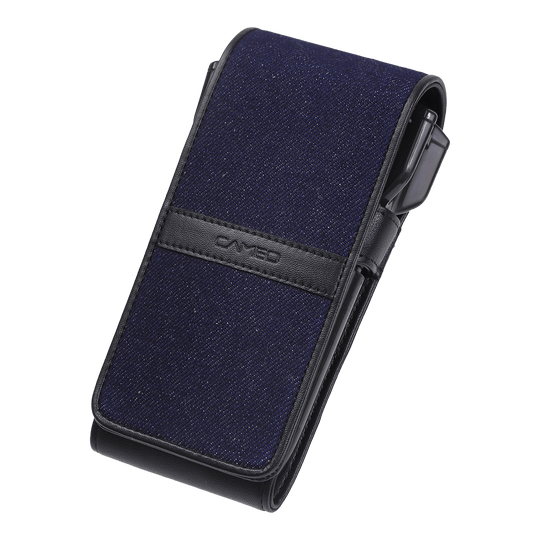 Pouzdro na šipky Cameo Thread Das Bild zeigt ein elegantes Dartcase in Navyblau mit schwarzen Akzenten. Das Etui hat einen modernen Look und trägt den Schriftzug "Cameo" auf der Vorderseite.