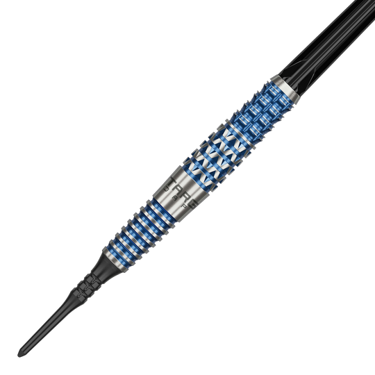 Měkké šipky Target Japan Toru Suzuki Sereno GEN2 - 20g Dies ist ein Softdart namens "Target Japan Toru Suzuki Sereno GEN2 Softdarts - 20g". Der Dartpfeil hat ein silbernes und blaues Rillendesign mit schwarzen Elementen.