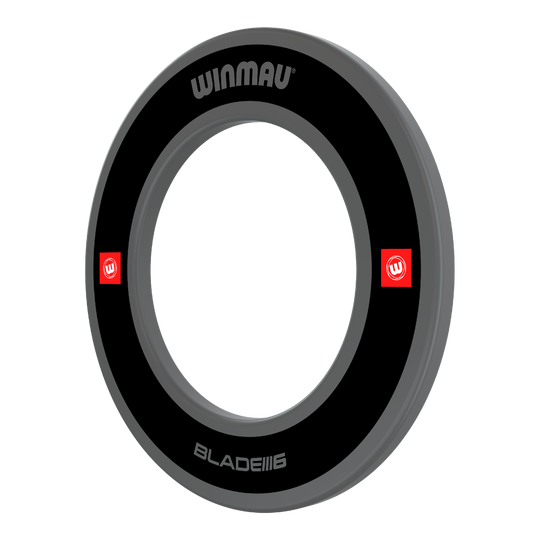 Dies ist ein schwarzer Dartboard-Surround der Marke Winmau mit dem Modellnamen Pro-Line 1.0. Auf dem Ring sind die Wörter "WINMAU" und "BLADE 6" sowie zwei rote Logos zu sehen.