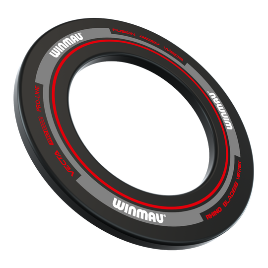 Das Bild zeigt einen Winmau Advance Dartboard Surround in Schwarz und Rot. Der Surround ist rund und hat weiße und rote Schriftzüge.