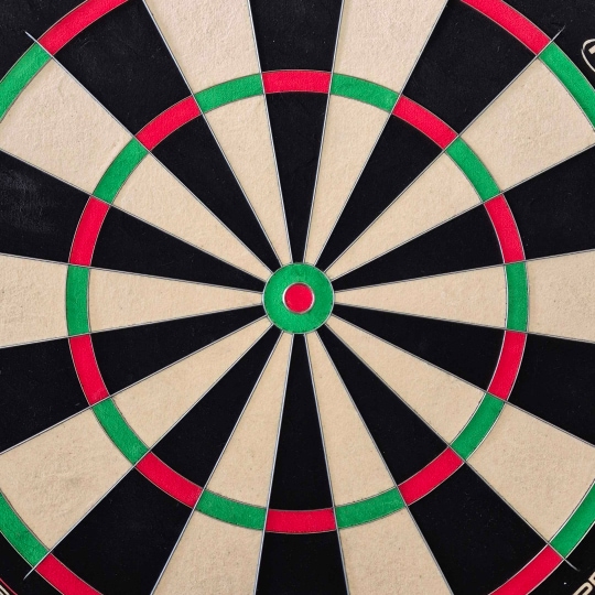 Hier ist das Winmau Blade X ProCore Steeldartboard abgebildet. Die Dartscheibe eignet sich besonders für Profi-Dartspiele.