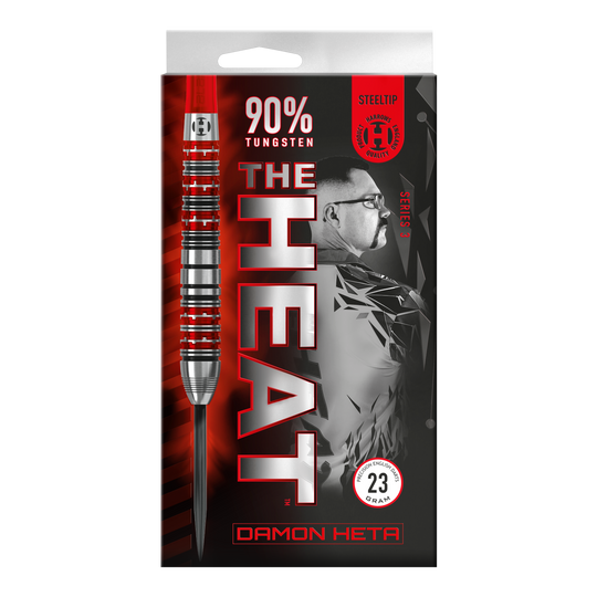 Ocelové šipky Harrow's Damon Heta Series 3 Die Verpackung zeigt die "Harrows Damon Heta Series 3 Steeldarts" mit einem markanten Design in Rot und Schwarz. Auf der Vorderseite sind Informationen wie 90% Tungsten und ein Bild von Damon Heta abgebildet.