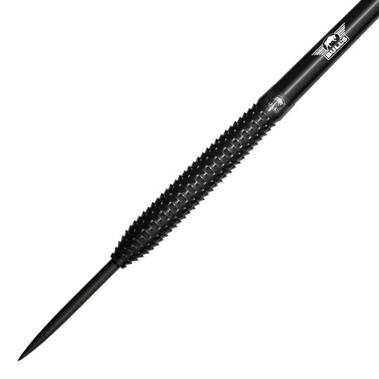 Das Bild zeigt einen schwarzen Steeldart mit einer strukturierten Griffzone. Auf dem Dart ist das Bulls NL Logo zu sehen.