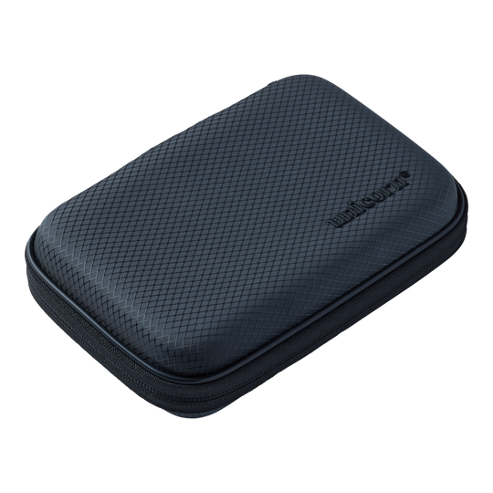 Pouzdro na šipky Unicorn Vanguard Medium - šedé Abgebildet ist das Unicorn Vanguard Medium Dartcase in Grau. Es bietet ausreichend Platz für mittelgroßes Dartzubehör.