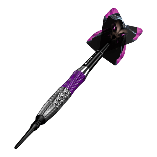 Šipky Mission Phantom Brass Soft - 18g Dies ist ein Mission Phantom Brass Softdart mit einem Gewicht von 18g. Der Dart hat ein auffälliges Design mit lila und schwarzen Akzenten.