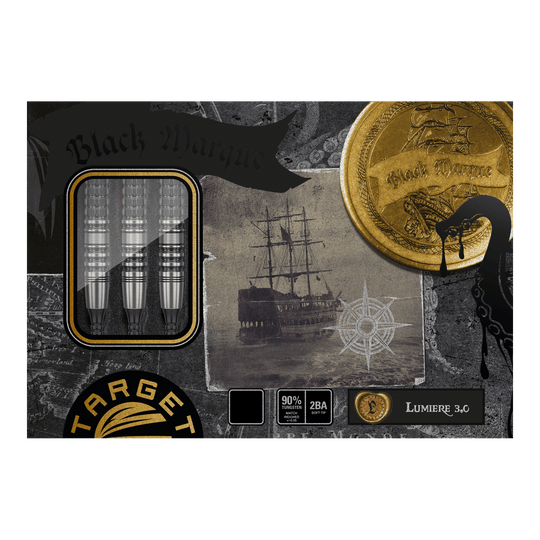 Měkké šipky Target Japan Black Marque Lumiere GEN3 - 18,5 g Die Abbildung zeigt die Verpackung der "Target Japan Black Marque Lumiere GEN3 Softdarts - 18,5g". Auf der Verpackung sind drei Dartpfeile, ein altes Segelschiff und ein goldener Münzmotiv zu sehen.