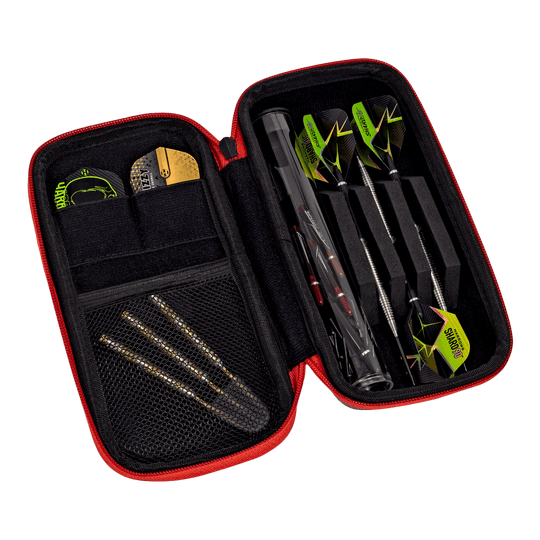 Harrows Smart Case Dartwallet Das Bild zeigt ein geöffnetes Dart-Case mit allerlei Zubehör. Auf der rechten Seite sind drei zusammengebaute Dartpfeile ordentlich verstaut.