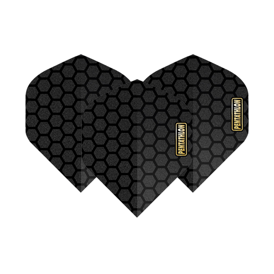 Lety v pětiboji RT Honeycomb Das Bild zeigt drei schwarze Dart-Flights mit Wabenmuster. Auf jedem Flight steht das Wort "Pentathlon" in einem gelben Rechteck.