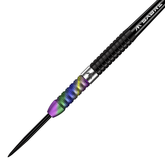 Mise Matt Edgar Steeldarts Das Bild zeigt einen Mission Matt Edgar Steeldart mit einem bunten, regenbogenfarbenen Griff. Der Dart hat ein schwarzes Schaftstück und eine scharfe Spitze.